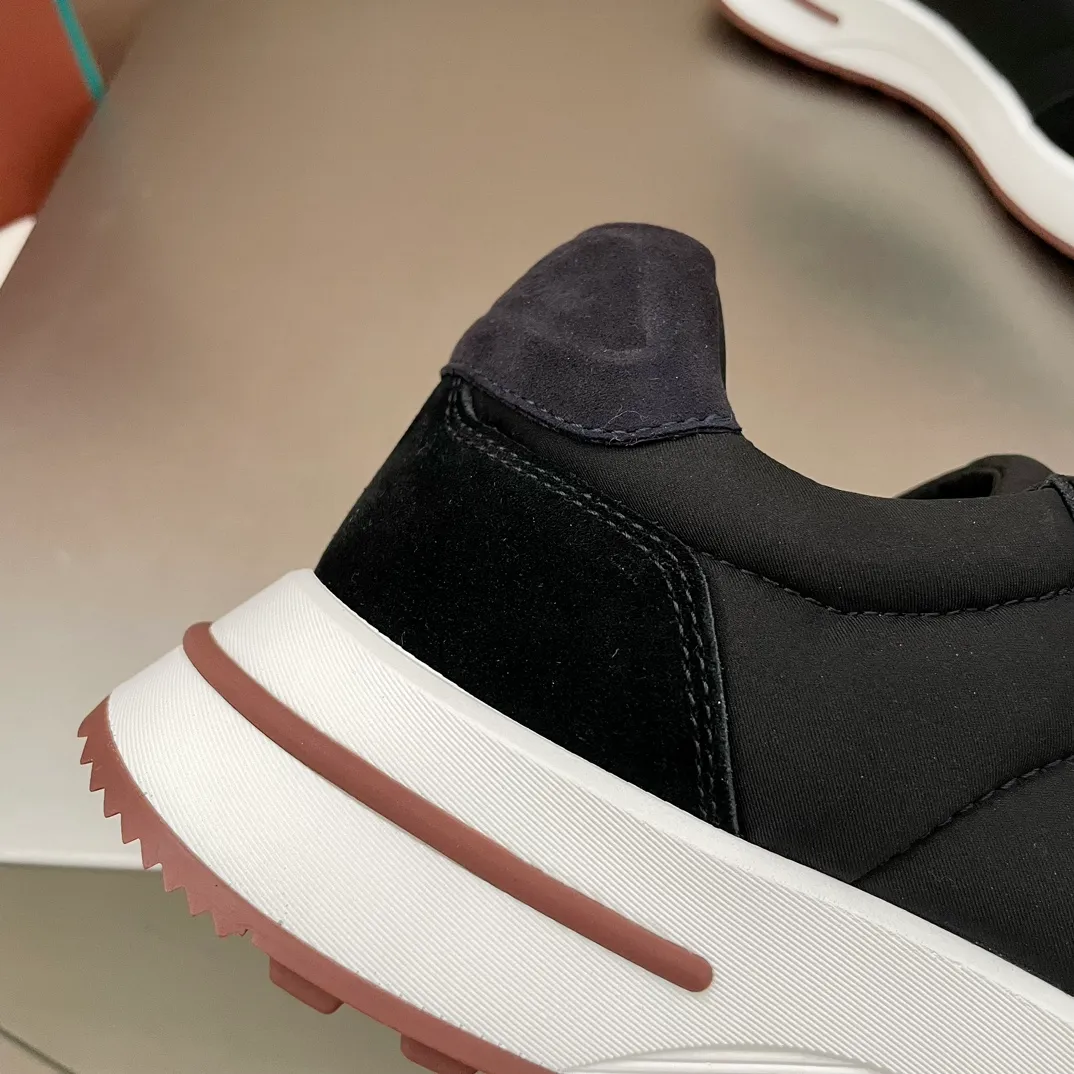 Factory price: 460💰Loro men's shoes💰iana WeekendWalk men's waterproof sports shoes! Waterproof canvas warm men's shoes, the lightest L men's shoes in history 💰jogging shoes, the upper is made of Wind microfiber with StormSystem® waterproof and windproof treatment and goatskin, which is waterproof and warm. There will be a little wrinkle on the upper, which is normal because the waterproof fabric is very soft and the exquisite carving is very challenging. Craftsmanship and lathe workmanship, the lining is made of cloth for a warmer and more comfortable fit, and the Kummel-colored rubber outsole is made of lightweight material: this structure ensures proper weight distribution during walking, improves shock absorption and rebound, enhances grip and stability, and the eyelets and upper back of the shoe are embellished with light and very comfortable shoes! Packed in the original box at the counter, multiple colors available! Size: 39-40-41-42-43-44 45 standard leather shoe size